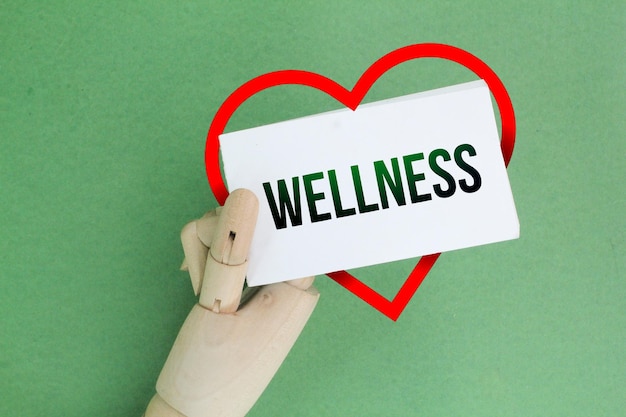 Weißes Papier und eine Liebesform mit dem Wort WELLNESS Wellness Apfel Gesundheitskonzept