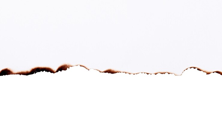 Foto weißes papier verbrannt isoliert auf weißem hintergrund mit ausschnittsweg