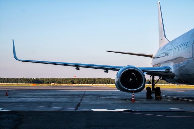 Weißes Passagierflugzeug am Flughafen geparkt