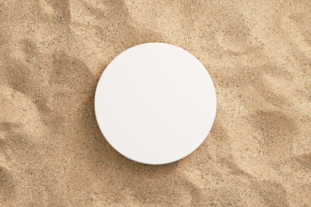 Weißes Podium auf 3D-Sandhintergrund mit Top-Strandpräsentation, leerer Produktanzeige, Werbeplattform oder runder Sommer-Schönheitsmodell-Standszene und leerer Kosmetiksockel-Vorlagenverkaufskulisse