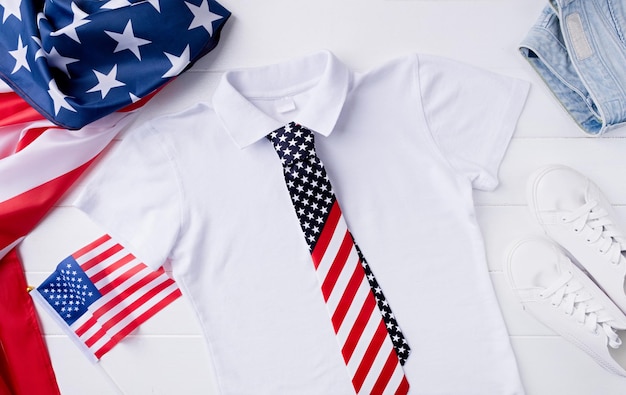 Weißes poloshirt mit usa-flagge für mockup-design-feier am vierten juli