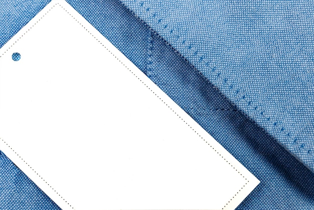 Weißes Preisschild auf einem blauen Jeanshemd