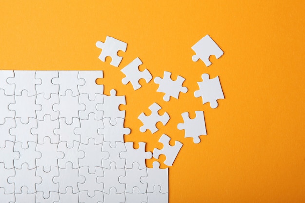 Weißes Puzzle auf farbigem Hintergrund Draufsicht
