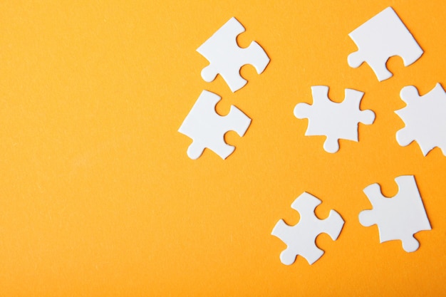 Weißes Puzzle auf farbigem Hintergrund Draufsicht