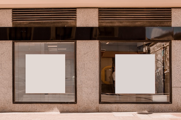 Weißes quadratisches Formplakat auf dem Fenster