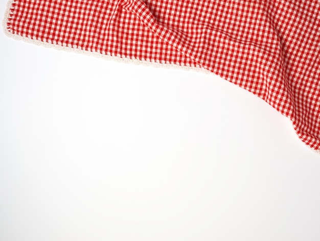 Foto weißes rotes kariertes geschirrtuch auf einem weißen hintergrund