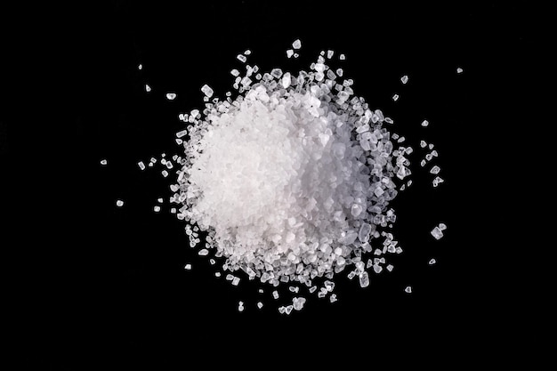 Weißes Salz auf schwarzem Tisch