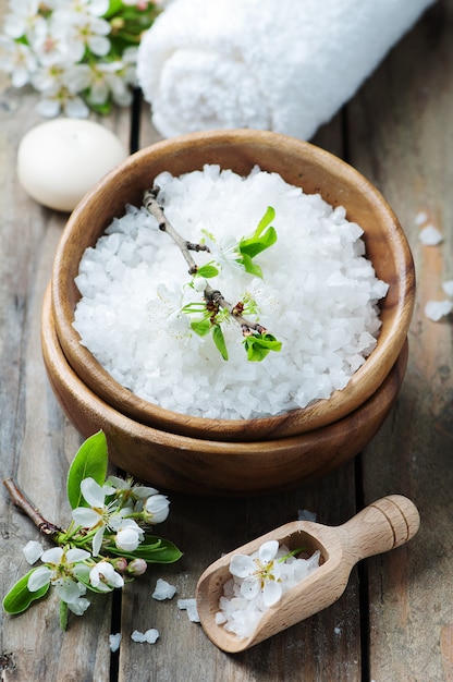 Weißes Salz und Blumen für die Spa-Behandlung