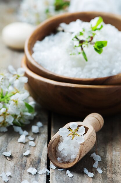 Weißes Salz und Blumen für die Spa-Behandlung