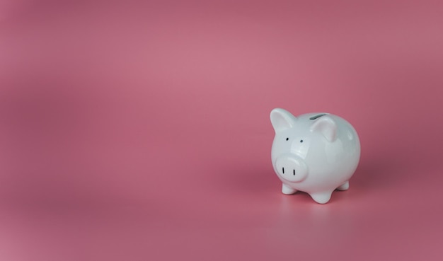 Weißes Sparschwein auf rosa Hintergrund Spar- und Anlagekonzepte