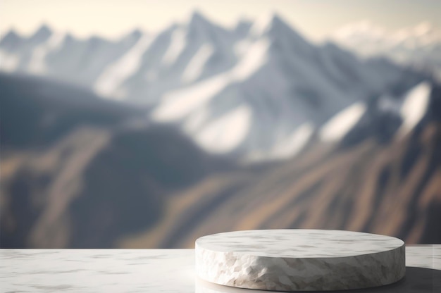 Weißes Steinpodium aus Stein, schöne Landschaft mit Bergen und blauem Himmel auf dem Hintergrund pl