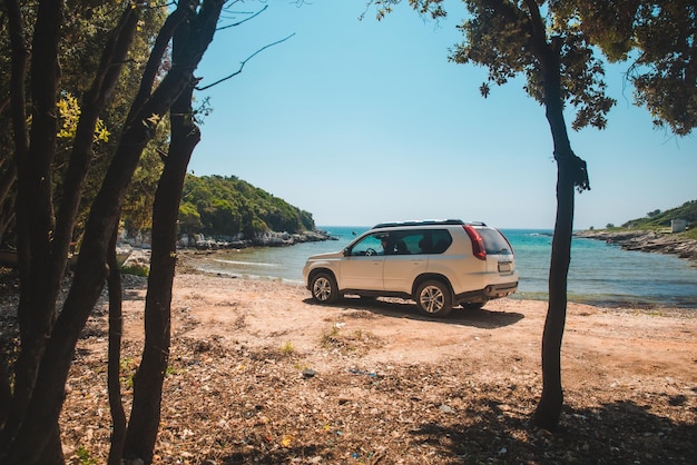 Weißes SUV-Auto am Sommerseestrand