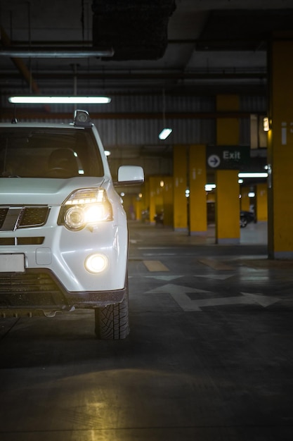 Weißes SUV-Auto in der Tiefgarage