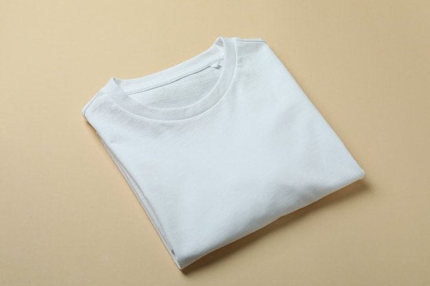 Weißes Sweatshirt auf beige Hintergrund