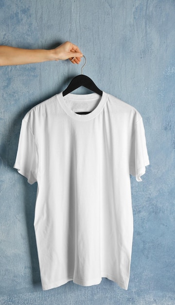 Weißes T-Shirt auf Grunge-Hintergrund