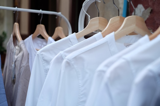 Foto weißes t-shirt auf kleiderbügeln
