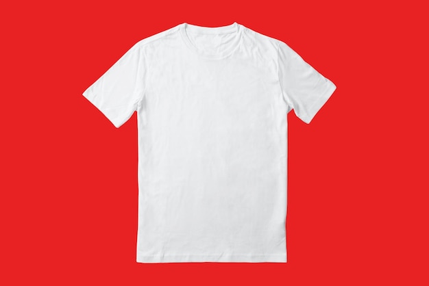 Weißes T-Shirt isoliert auf rotem Hintergrund