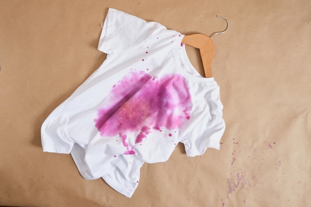 Weißes T-Shirt mit Druck im Aquarell-Stil zum Färben von Kleidung mit natürlichen Farbstoffen. Öko-Druck mit Rosenblumendruck