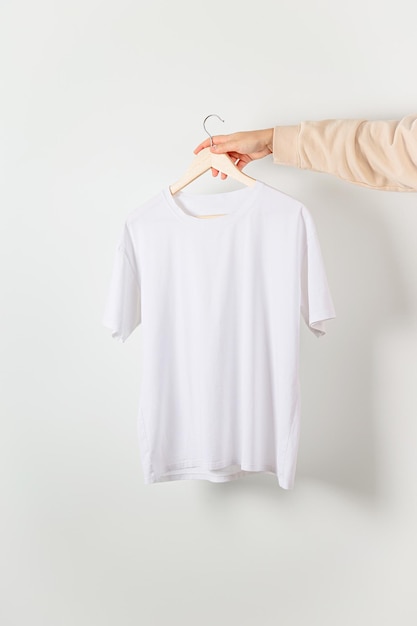 Weißes T-Shirt Mockup in Frauenhand Bella Canvas Mock-up im minimalistischen Stil