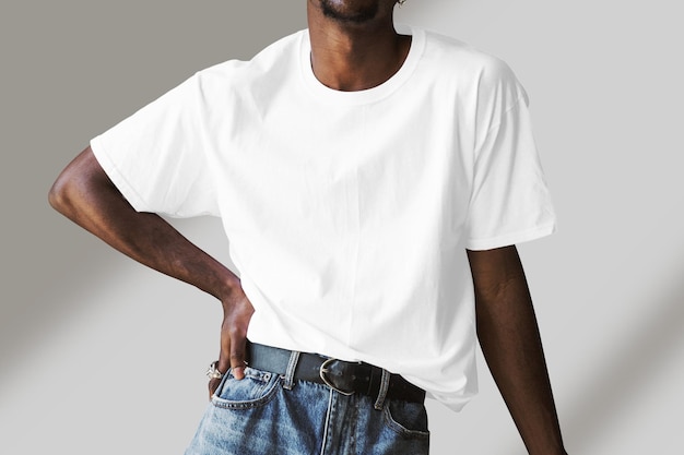 Weißes T-Shirt Modell