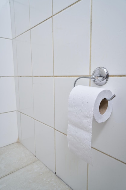 Foto weißes toilettenpapier in einer sauberen öffentlichen toilette.