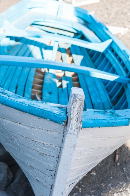 Weißes und blaues Boot im Strand von Santorini