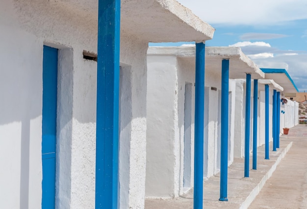 Weißes und blaues Gebäude am Strand