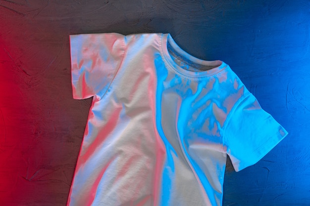 Weißes Unisex-T-Shirt im Neonlicht, Kopierraum