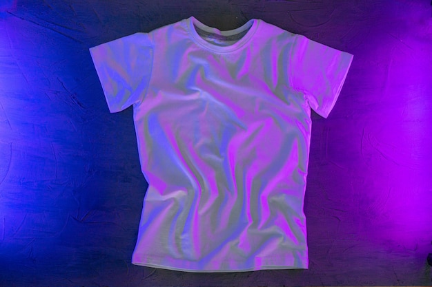 Weißes Unisex-T-Shirt im Neonlicht, Kopierraum