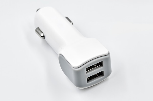 Weißes USB-Autoladegerät mit zwei Anschlüssen