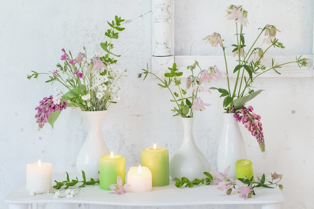 Weißes Vintage Interieur mit Blumen und Kerzen