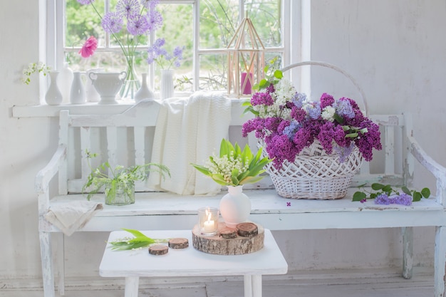 Weißes Vintage Interieur mit Blumen