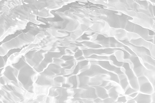 Weißes Wasser mit Wellen an der Oberfläche Desfokus verschwommenes durchsichtiges weiß gefärbtes klares ruhiges Wasser