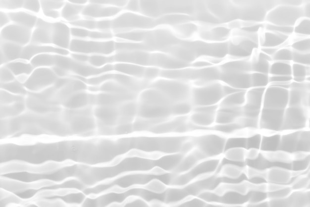 Weißes Wasser mit Wellen an der Oberfläche Desfokus verschwommenes durchsichtiges weiß gefärbtes klares ruhiges Wasser