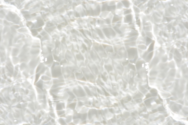 Foto weißes wasser mit wellen auf der oberfläche defocus verschwommenes, transparentes, weißes, klares, ruhiges wasser