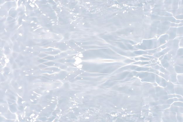 Weißes Wasser mit Wellen auf der Oberfläche Defocus verschwommenes, transparentes, weißes, klares, ruhiges Wasser