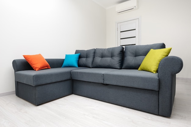 Weißes Wohnzimmer mit grauem Sofa