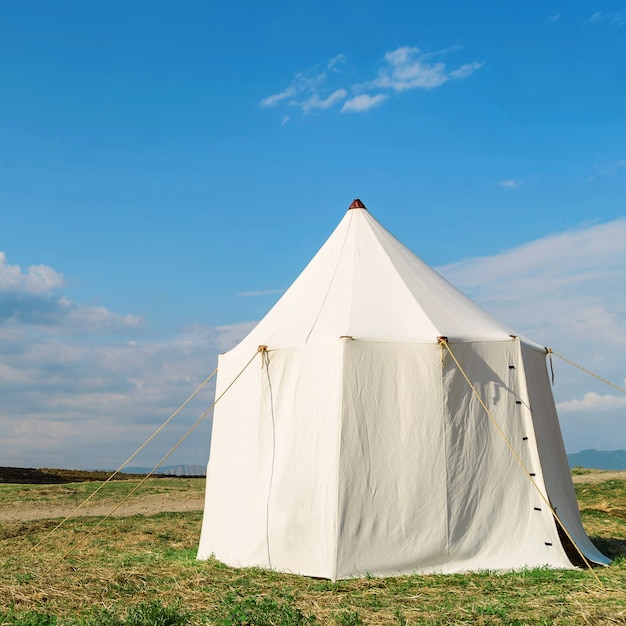 Foto weißes zelt auf dem gras gegen den himmel