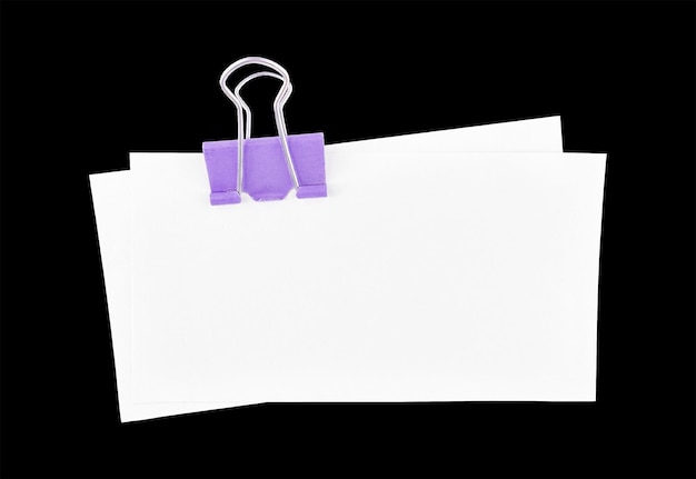 Weißes zerrissenes Papier mit Papierklammer