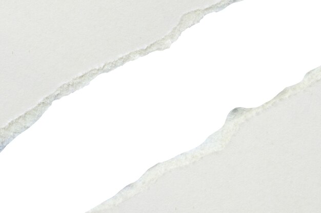 Weißes zerrissenes Papier mit zerrissenen Kanten und isolierten Streifen auf weißem Hintergrund