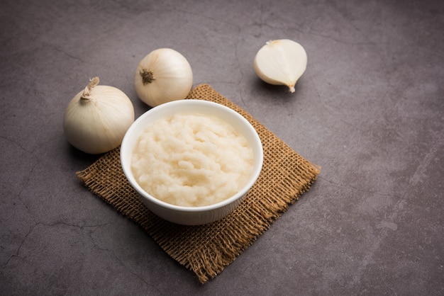 Weißes Zwiebelpüree oder Safed Pyaj ka Paste