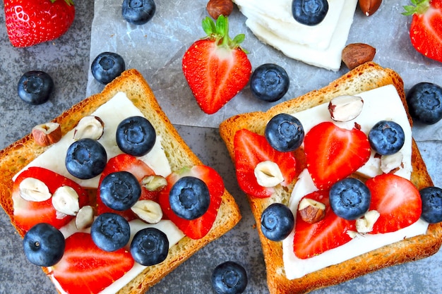 Weißkäse, Erdbeere, Blaubeere. Toast mit Weißkäse, Blaubeeren und Erdbeeren.