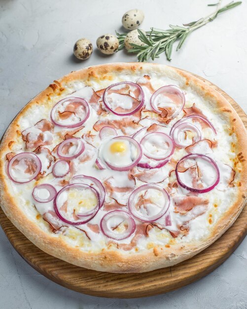 Weißkäsepizza im Hintergrund