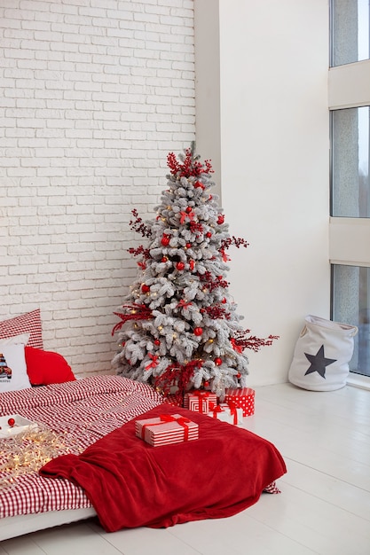 Weißlichtschlafzimmer im Loftstil mit Weihnachtsbaum