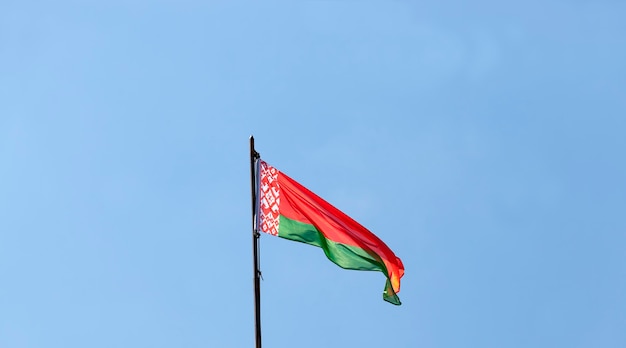 Weißrussische Staatsflagge am blauen Himmel