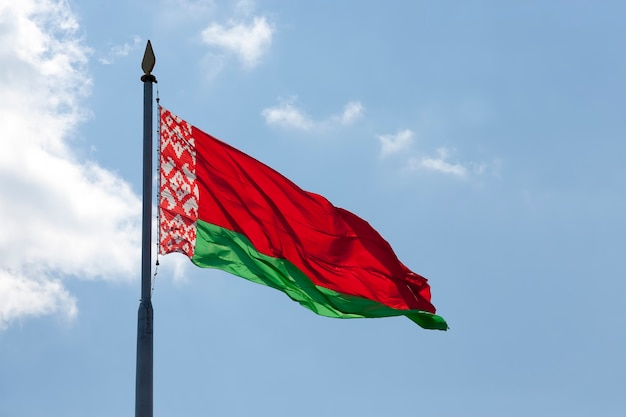 Weißrussische Staatsflagge am blauen Himmel