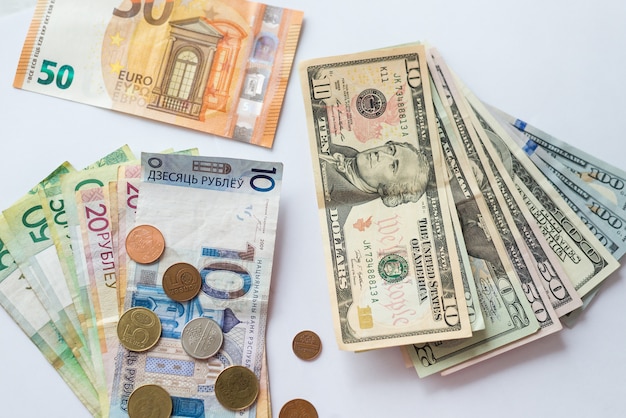 Weißrussisches Geld, Dollar und Euro-Währung auf Weiß