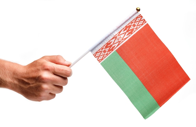 Weißrussland-Flagge klein in der Hand isolieren.