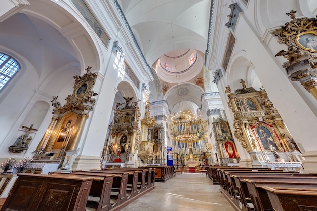 WEISSRUSSLAND MAI 2020 Innenkuppel und Blick in eine alte katholische Kirche zur Verteidigung