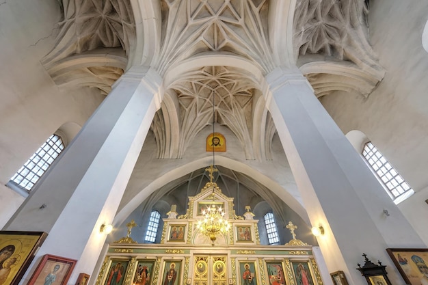 WEISSRUSSLAND MAI 2020 Innenkuppel und Blick in eine alte orthodoxe Kirchendecke